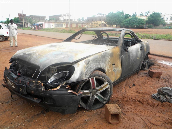 Bamako : Un inconnu incendie une voiture de Tiken Jah